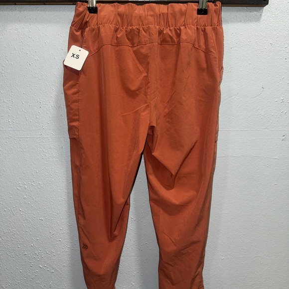 All in Motion Orange Cropped Pants with Elastic Waistband - Picture 2 of 3